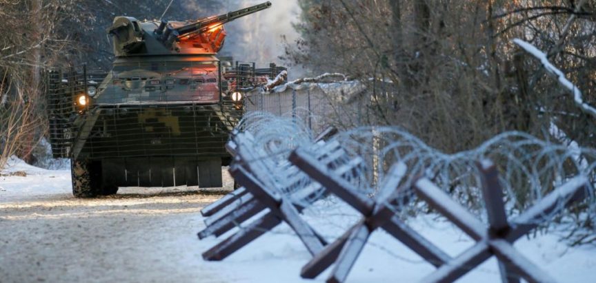 UZNEMIRUJUĆI SNIMAK: Vozač u Kijevu preživio nalet ruskog oklopnog vozila