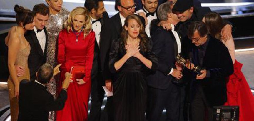 Oscar za najbolji film odnijela priča o gluhonijemoj obitelji, na pozornici letjele i šake