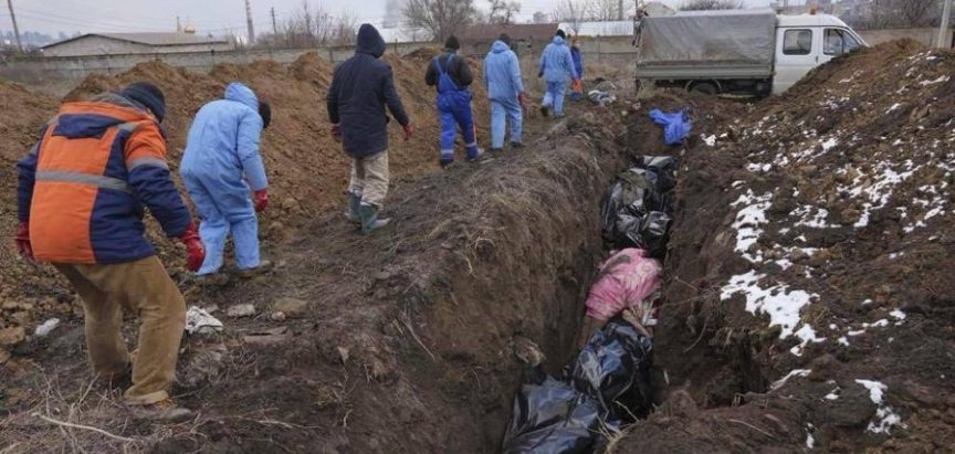 Ukrajinci mrtve pokapaju u masovne grobnice, Rusi u jednom gradu ubili 1582 civila