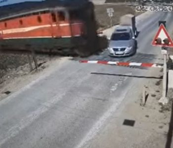 VIDEO: Uznemirujuća snimka stravičnog sudara teretnog vlaka i automobila