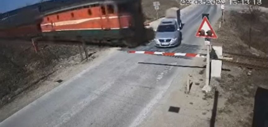VIDEO: Uznemirujuća snimka stravičnog sudara teretnog vlaka i automobila