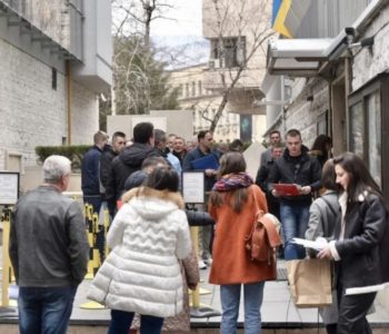 Prava slika BiH: Dok političari pregovaraju, 50 metara dalje građani u redu čekaju vize za odlazak iz BiH