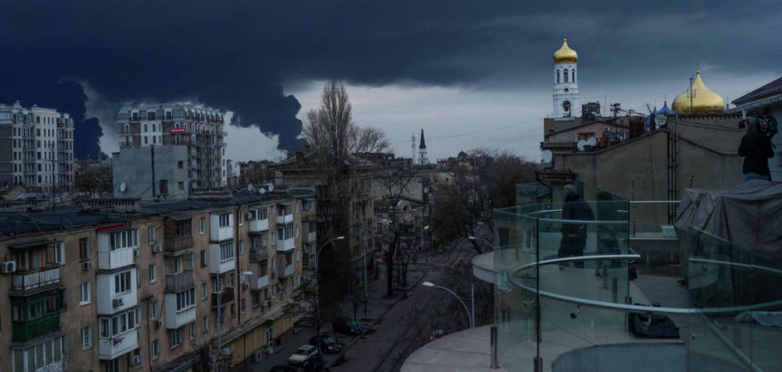 Dim nad Odesom nakon ruskog napada. Poljska: Neka NATO u Ukrajinu pošalje mirovnu misiju