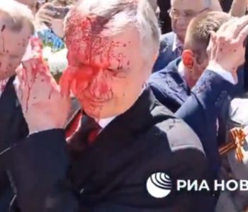 VIDEO: Incident u Poljskoj, Ruskog veleposlanika polili crvenom bojom na groblju
