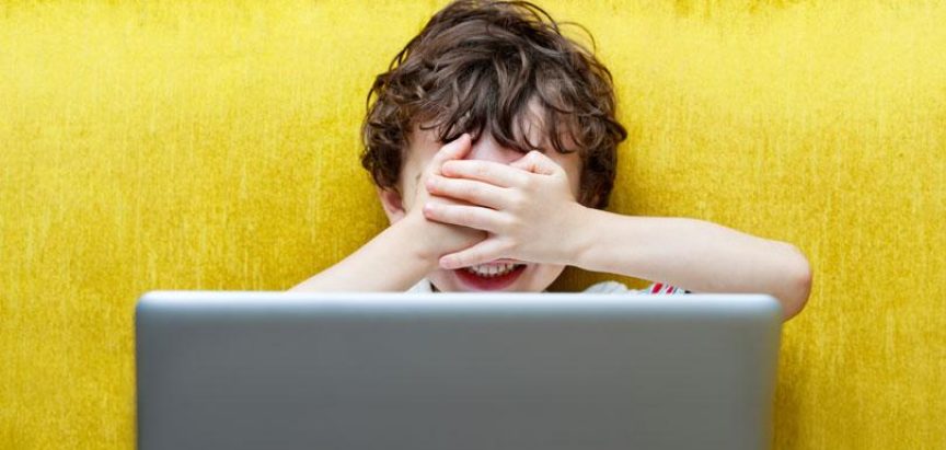 Roditelji moraju biti “agresivniji” u kontroli djece na internetu