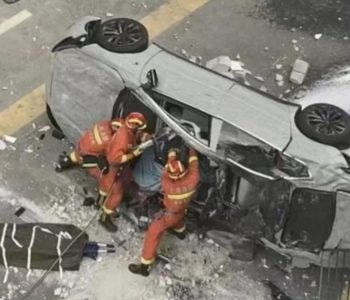Poginule dvije osobe u padu automobila s trećeg kata parkirališta