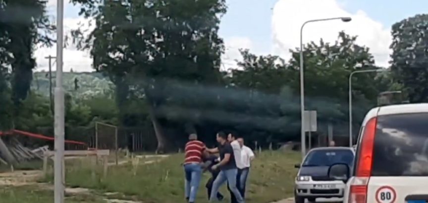 VIDEO: Vozači zaustavili promet i mlatili se, drugi vozači ih probali razdvojiti