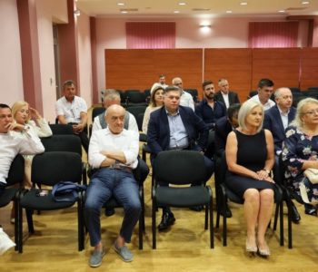 IZVANREDNO, A ZAPRAVO REDOVNO: Zasjedao HNS, Ljubić šuti oko demografije, Čović ima pet zaključaka, Borjana najljepša na zasjedanju