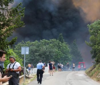 Strašan požar u Puli, izgorjelo nekoliko kuća i automobila