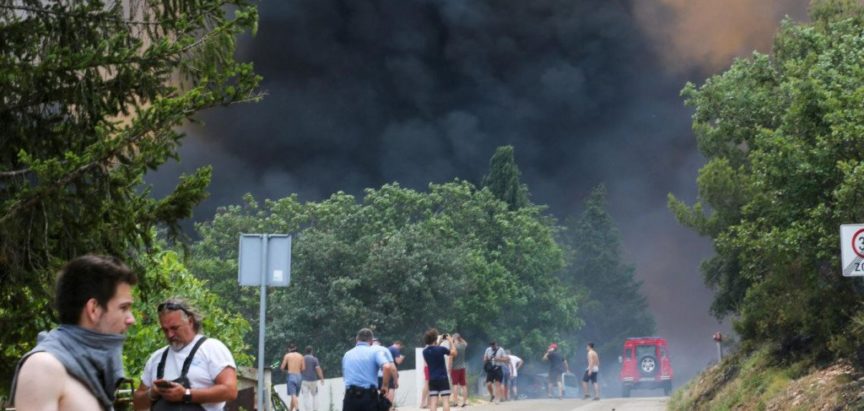 Strašan požar u Puli, izgorjelo nekoliko kuća i automobila