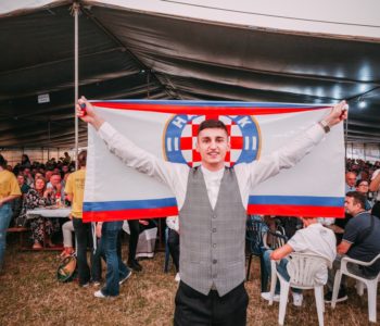SLOBODNA DALMACIJA: Hajdučka euforija ne poznaje granice, svećenik iz Rame nakon mlade mise razvio Hajdukovu zastavu