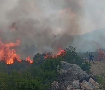 NEUM: Kuće su obranjene, no požar divlja po brdima i poljima, u pomoć stiže helikopter