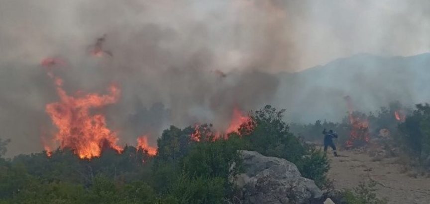 NEUM: Kuće su obranjene, no požar divlja po brdima i poljima, u pomoć stiže helikopter