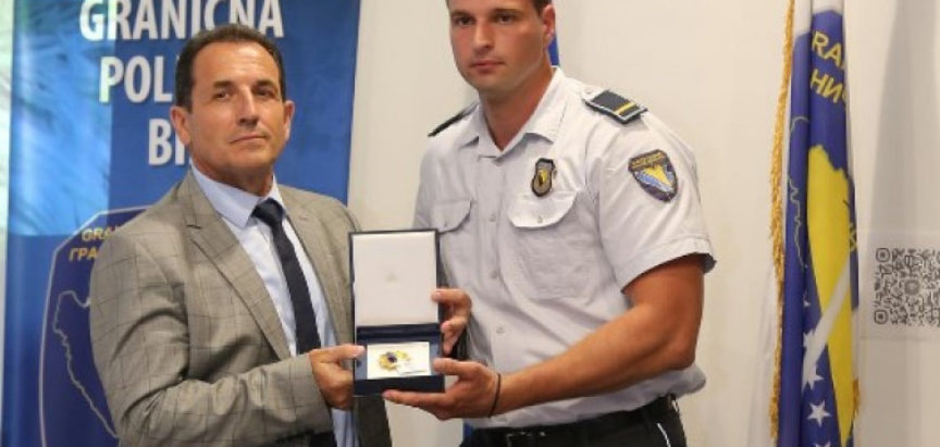 Ministar sigurnosti BiH Cikotić nedavno dao medalju za hrabrost policajcu koji je odavao informacije narkodilerima