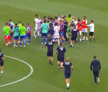 Igrači Hajduka pogođeni mobitelom i sjedalicom, a onda žestoka tučnjava na centru