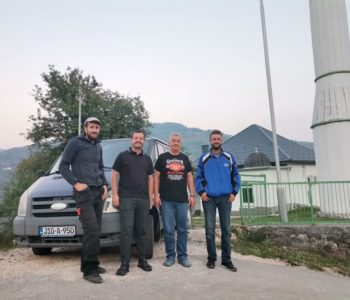 Svećenik pomaže u popravljanju krova džamije dok Bosnom i Hercegovinom političari bjesne o ugroženosti jednih od drugih