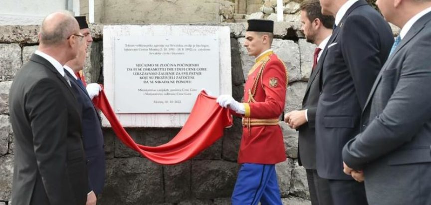Crnogorski parlament smijenio ministre Konjevića i Krivokapića koji su postavili spomen ploču u logoru Morinj