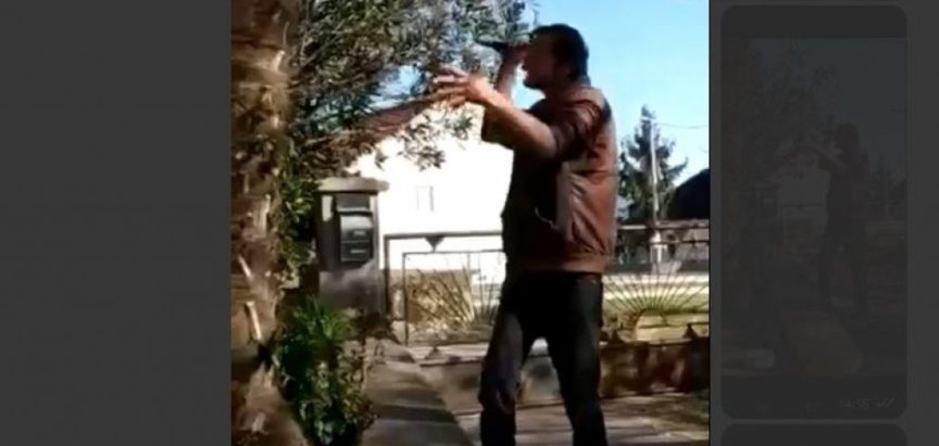 Brat ubojice iz Gorice pušten i hoda slobodno po selu, pogledajte video kako vitla nožem