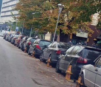 Fotografija iz bh. grada postala viralna: Automobili blokirani “kandžama” izazvali brojne reakcije