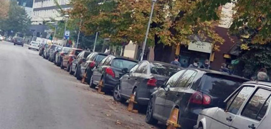 Fotografija iz bh. grada postala viralna: Automobili blokirani “kandžama” izazvali brojne reakcije