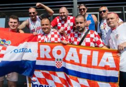 Hrvatski show u Dohi, najveća hrvatska zastava ostavila prolaznike u čudu, navijači od ranog jutra na nogama