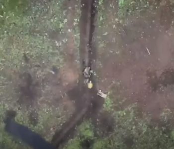 VIDEO: Dron ispustio bombu na ruskog vojnika, on je u posljednji trenutak odbacio