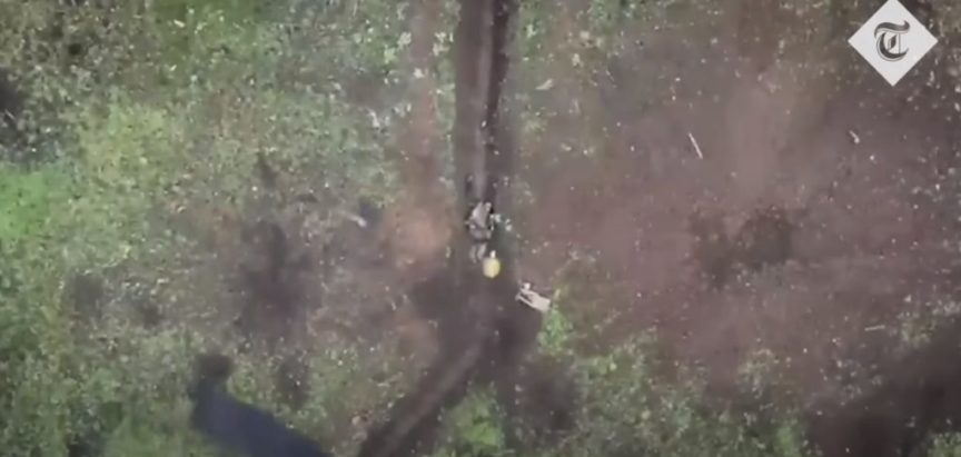 VIDEO: Dron ispustio bombu na ruskog vojnika, on je u posljednji trenutak odbacio