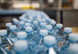 ČITATE LI OZNAKE NA BOCAMA: Voda u plastičnim bocama iz hladnjaka može biti kancerogena