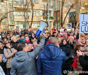 Na ulicama stotine zdravstvenih djelatnika, traže 1080 KM pomoći i neće odustati do ispunjenja zahtjeva