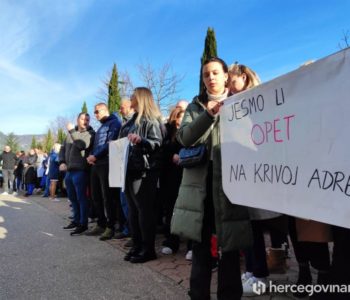 FOTO/VIDEO: Sindikalisti Doma zdravlja prosvjedovali: “Zaslužili smo i mi 1080 maraka”