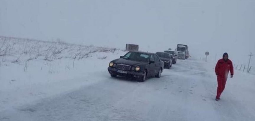 Snijeg odgodio nastavu i stvorio mnoštvo problema u brojnim mjestima u BiH