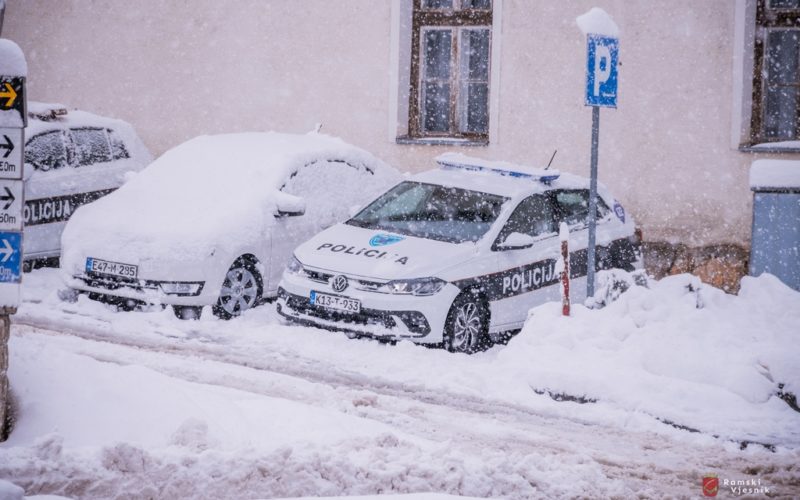 POLICIJSKO IZVJEŠĆE: Prijetnje smrću, otuđeno vozilo locirano u Ometalama, zapaljen stol na igralištu…