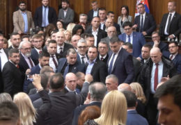 Opći kaos u parlamentu Srbije: Umalo tučnjava, Vučić potpuno pobjesnio
