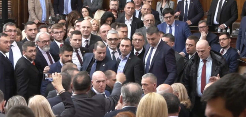 Opći kaos u parlamentu Srbije: Umalo tučnjava, Vučić potpuno pobjesnio