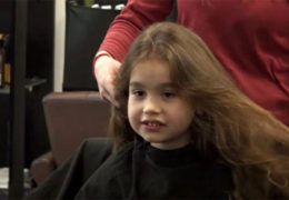 Kristijan iz Prijedora se ošišao prvi put sa sedam godina, kosu darovao udruženju “Iskra”