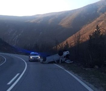 MOSTAR-DREŽNICA: Automobil završio na krovu