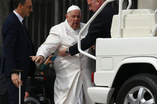 Papi Franji pozlilo u Vatikanu, hitno je hospitaliziran