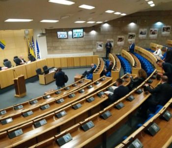 PLAĆA IDE, NE RADI SE: Zašto Parlament FBIH već duže vrijeme ne zasjeda