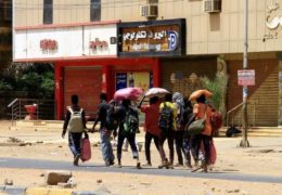 Tisuće bježe iz zaraćenog dijela Sudana, šef UN-a moli: “Pustite civile da pobjegnu i traže pomoć”