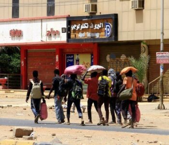 Tisuće bježe iz zaraćenog dijela Sudana, šef UN-a moli: “Pustite civile da pobjegnu i traže pomoć”
