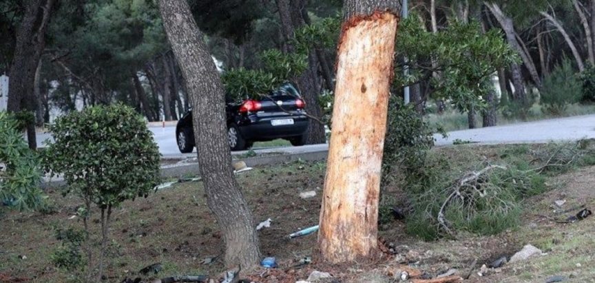TRAGEDIJA NA ULAZU U POZNATI HOTEL: Preminula dva mladića nakon što su se automobilom zabili u stablo
