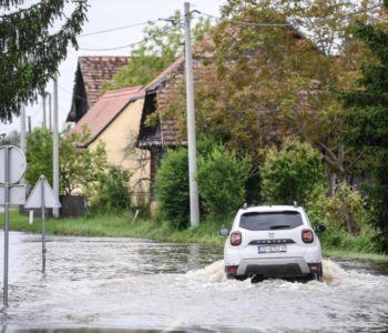 Borba s poplavama u Hrvatskoj: Kupa raste, vodni val očekuju Petrinja i Sisak