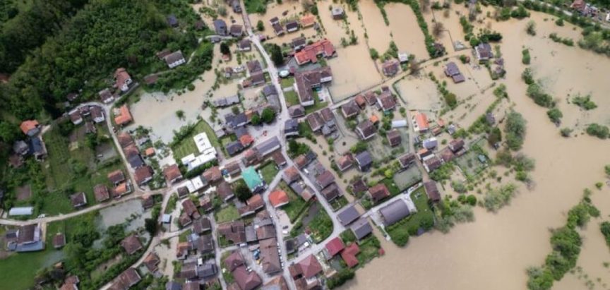 RASTU VODOSTAJI: U jednom naselju poplavljeno četrdeset kuća, za Hercegovinu još na snazi narančasto upozorenje