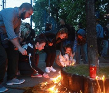 Brojni građani Beograda paljenjem svijeća odali počast ubijenim učenicima