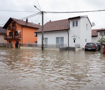 U Bihaću i Bosanskoj Krupi proglašeno stanje prirodne nesreće, više naselja poplavljeno, najavljen plimni val