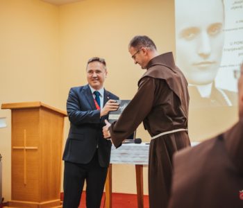TOMISLAVGRAD: Otvorena izložba “Alojzije Stepinac u slici i riječi – utjecaj komunističke propagande na stvaranje negativne slike o zagrebačkom nadbiskupu”