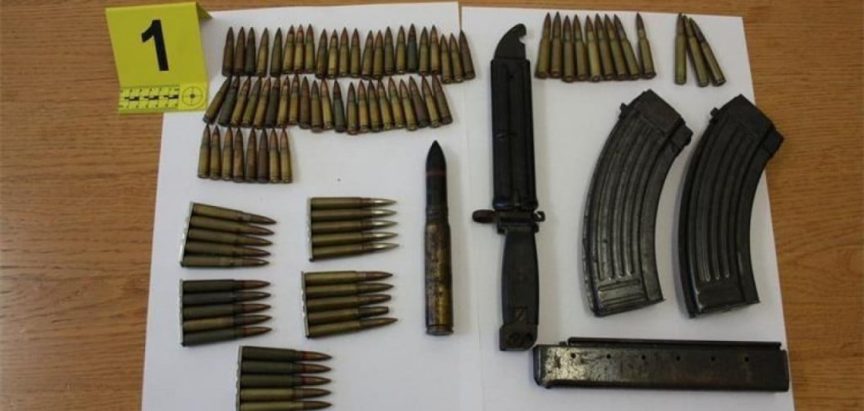 Kod 20-godišnjaka u Metkoviću pronađen arsenal oružja
