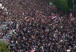Nevjerojatni prizori s beogradskih prosvjeda, bijesni Vučić aludirao na ukrajinski scenarij
