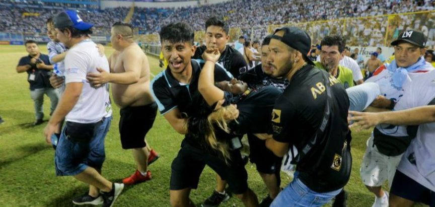 Najmanje devetero mrtvih u stampedu na stadionu u El Salvadoru