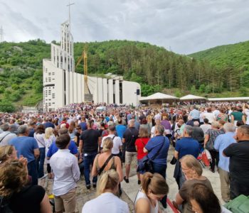 PODMILAČJE: Okupilo se više od 30 tisuća vjernika